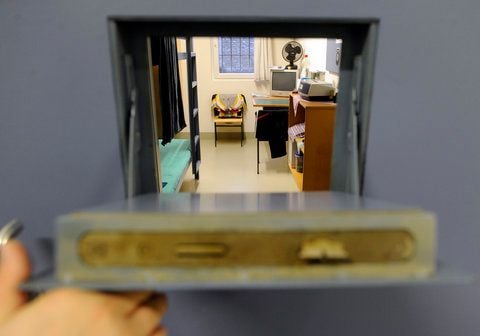 Eine Zelle in der neuen Therapie-Abteilung für Gewalttäter der Justizvollzugsanstalt Bruchsal nördlich von Karlsruhe. (FOTO: DPA)