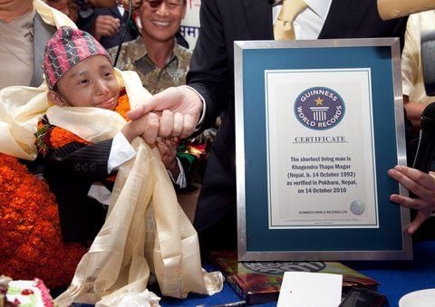 Kleinster Mann der Welt. Der Nepalese Khagendra Thapa Magar (CL) bekommt die Urkunde, die ihn offiziell zum "Kleinsten Mann der Welt" kürt. (FOTO: DPA)