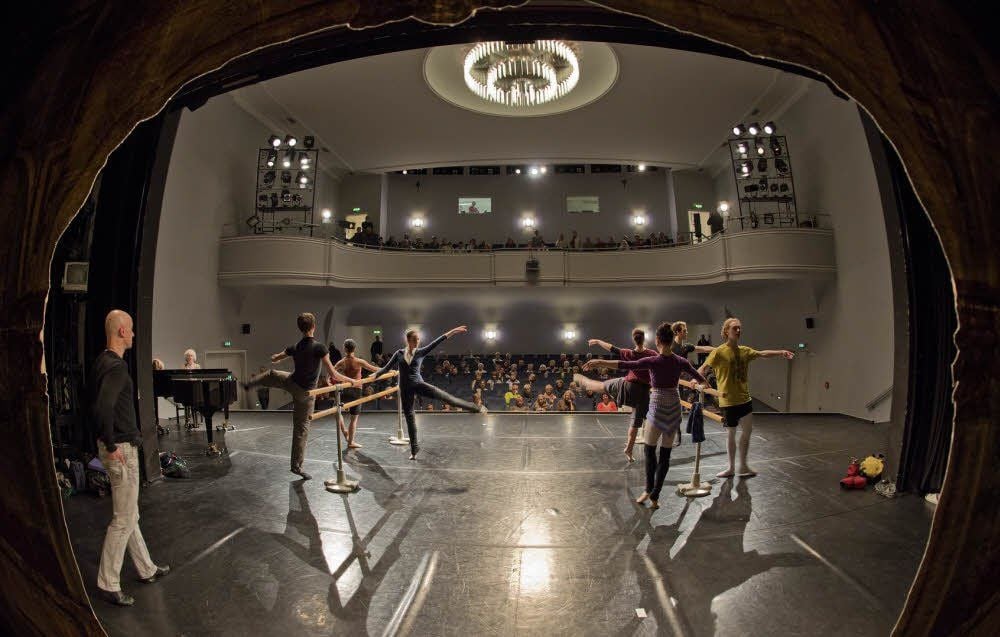 Ein öffentliches Balletttraining zelebrierte Jaroslaw Jurasz mit seiner Compagnie.