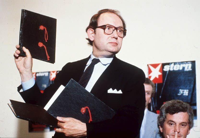 Stern-Reporter Gerd Heidemann präsentiert die "Hitler-Tagebücher" bei einer Pressekonferenz am 25. April 1983.