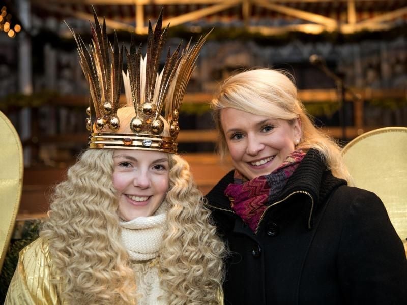 Das ehemalige Nürnberger Christkind Eva Sattler (r) und das aktuelle Christkind Barbara Otto. Foto: Daniel Karmann