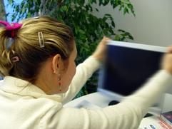 Warum bleibt der Bildschirm schwarz? - Bei einem Drittel der Deutschen ist das Gefühl der Überforderung bei technischen Geräten so groß, dass sie sogar Neuanschaffungen hinausschieben. (Foto: dpa)