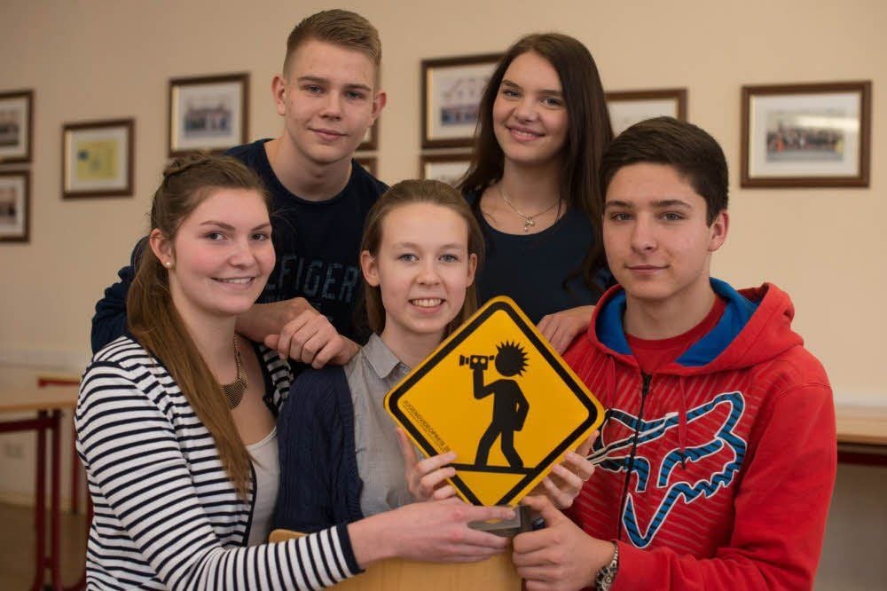 Pauline Giese, Jonas Härtel, Lea Hering, Marie-Theres Kirsten und Marius Roeder (v.l.) vom Wolterstorff-Gymnasium Ballenstedt erreichten mit ihrem Video einen ersten Platz beim Jugendvideopreis 2015.