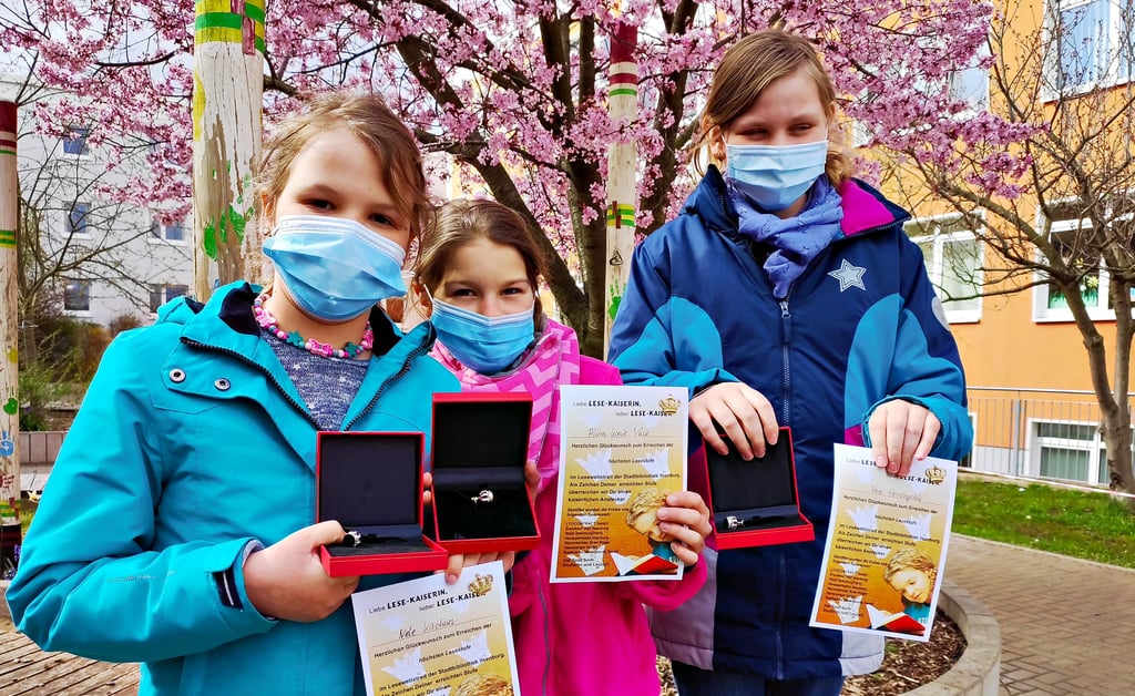 Enie Hendrysiak, Nele Kirchner und Alina Nüse ( von links) sind die drei dreifachen Lesekaiserinnen der Marianne-Buggenhagen-Schule Darlingerode.