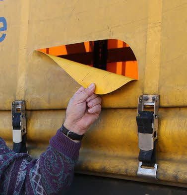 Aufgeschlitzte Plane eines Lastwagens