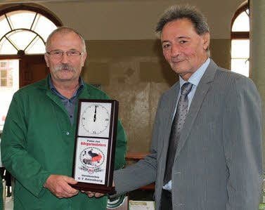 Den Bürgermeisterpokal konnte Erich Schmidt am Sonnabend Helmut Schuster überreichen.