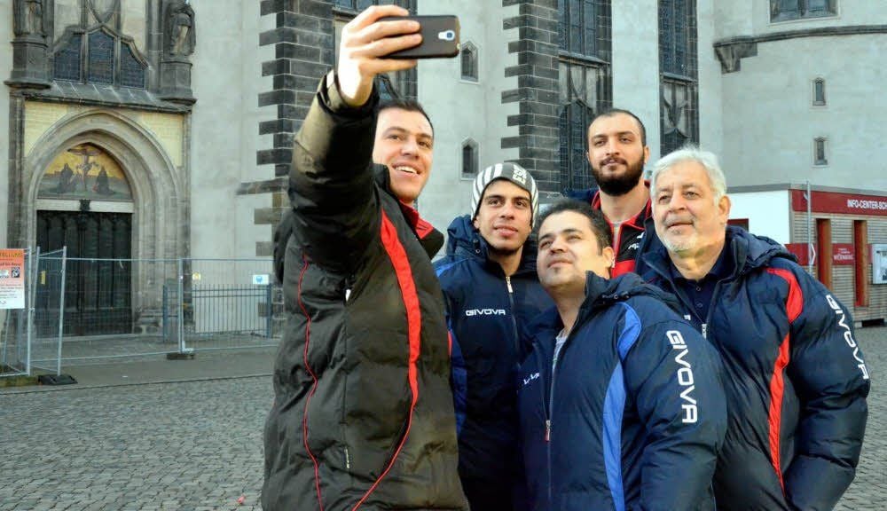 Noch schnell ein Selfie für das Familienalbum. Einige Spieler der iranischen Handball-Nationalmannschaft und Präsident Abullhassan Mahdavi (rechts) haben sich den Wittenberger Neujahrslauf angesehen.