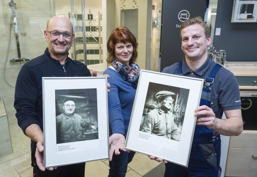 Noch führt Lutz Herrmann (links) die Geschäfte. Schwester Annette Draheim und Sohn Steffen helfen dabei. Sie zeigen Fotos von Firmengründer Willy Herrmann (Bild links) und dessen Sohn Konrad.