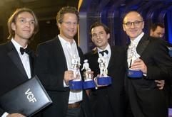 Max Wiedemann (v.l.), Florian Henckel von Donnersmarck, Quirin Berg und Ulrich Mühe präsentieren am Freitag (13.01.2005) nach der Verleihung des Bayerischen Filmpreises 2006 in München ihre Trophäen. (Foto: dpa)