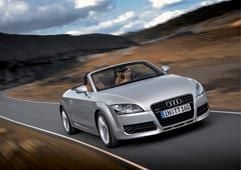 Ein Audi TT Roadster 3.2 quattro. Dem einst puristischen Sportwagen der 90er Jahre verlieh Audi-Chefdesigner Walter de Silva einen Hauch von Eleganz. Das Cabrio mit seinem Textildach ist geöffnet wie geschlossen ein Hingucker und auch angesichts seiner Fahrleistungen und seines Fahrverhaltens einen längeren Blick wert. (Foto: ddp)