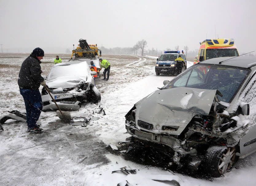 Starker Schneefall und Glätte führten am Vormittag zu diesem Unfall bei Rehain mit zwei Autos als Totalschaden und drei Verletzten.