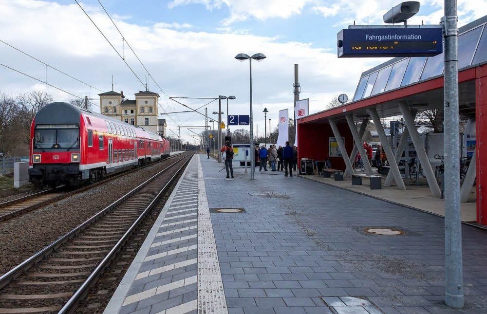 Die Dürrenberger Bahnsteige sind neu. Die Zukunft des ehemaligen Bahnhofsgebäudes im Hintergrund bleibt unklar.