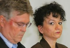 Die Angeklagte im Babymordprozess, Sabine H., und ihr Anwalt Matthias Schöneburg warten im Gerichtssaal 007 des Landgerichts Frankfurt (Oder) auf das Urteil (Archivfoto vom 01. Juni 2006). (Foto: dpa)