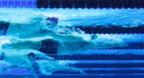 Schwimmer ziehen ihre Bahnen. (FOTO: DPA)
