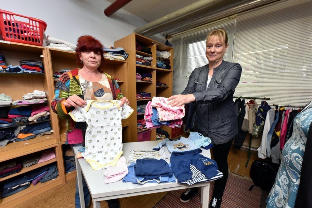 Steffi Müller (l.) und Kathrin Samlowitz von der DRK-Kleiderkammer zeigen die Regale mit Kinderkleidung. „Wir sind gut bestückt, doch an warmen Sachen für Babys fehlt es“, sagen die Helferinnen.
