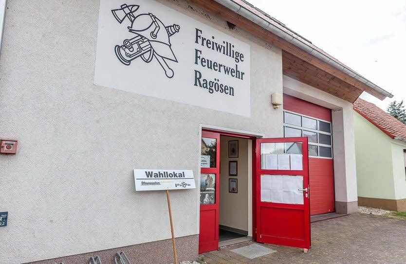 Ungeachtet des Ortsjubiläums wartet man auch im Wahllokal in der Ragösener Feuerwehr auf Wähler.
