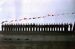 Die 118-Mann-starke Crew, die am 12.08.2000 verunglückt ist, präsentiert sich bei einer Parade anlässlich des jährlichen Marine-Tages auf dem russischen Atom-U-Boot «Kursk». (Foto: dpa)