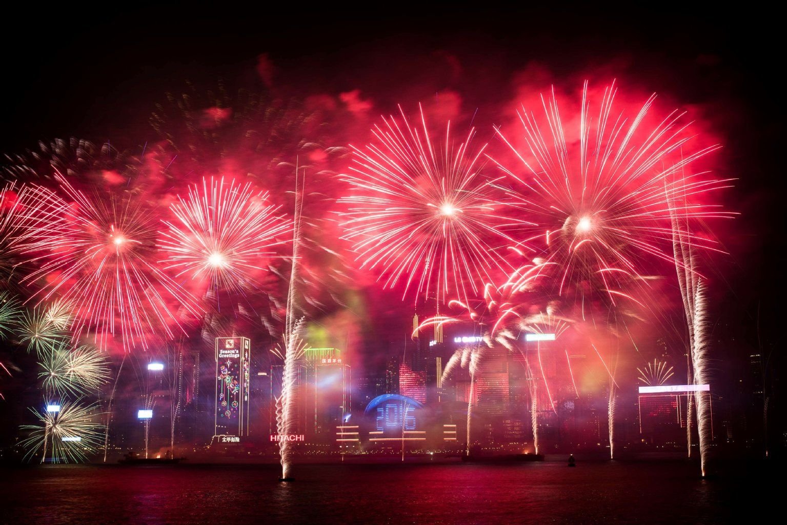 Feuerwerk vor der Skyline von Hong Kong.