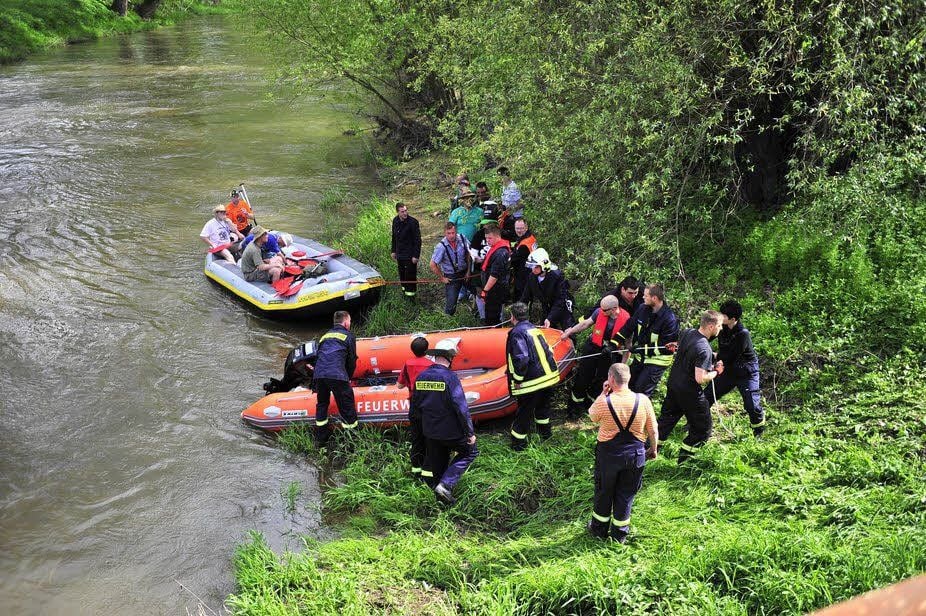 Die Bergung der Wasserleiche bei Ostrau gestaltete sich schwierig. Feuerwehren aus Bornitz, Draschwitz und Reuden waren vor Ort.