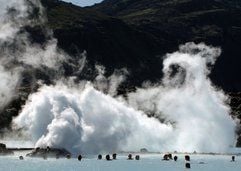 Badende in der «Blauen Lagune» auf Island. Island führt erstmals die Liste der am höchsten entwickelten Länder der Erde an. (Foto: dpa)