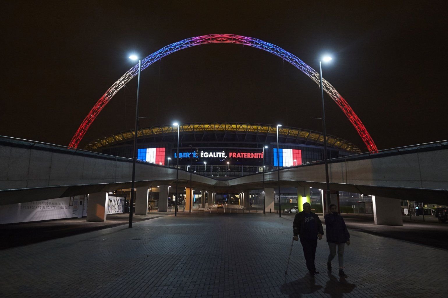Das Wembley-Stadion leuchtet in den Farben der französischen Flagge. Am Dienstag kommt hier die französische Mannschaft zum Testspiel.