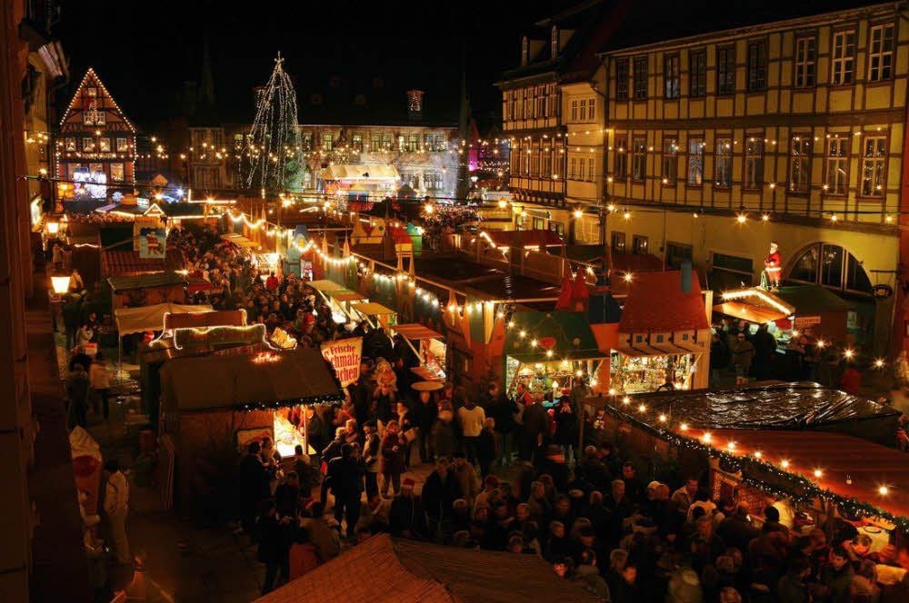 Advent in den Höfen und Weihnachtsmarkt ziehen jedes Jahr Zehntausende Besucher nach Quedlinburg.