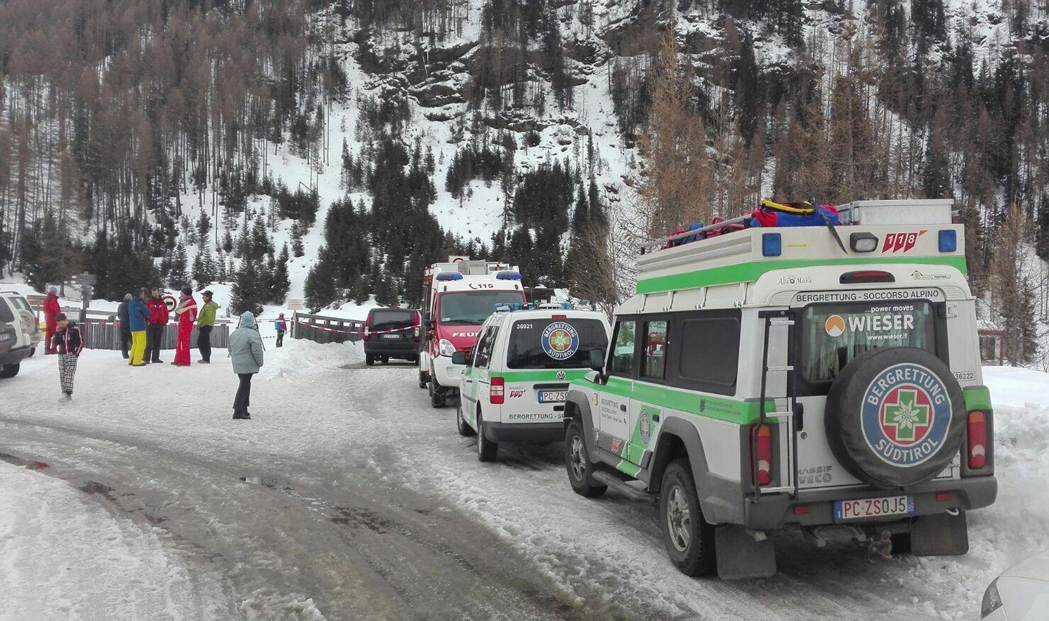 Rettungskräfte treffen nahe der Unglücksstelle im Ahrntal in Südtirol ein.