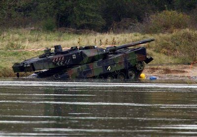 Ein in die Elbe gestürzter Kampfpanzer Leopard II A6M wird im Oktober 2007 am Ufer der Elbe in der Nähe von Storkau im Norden Sachsen-Anhalts aus dem Wasser gezogen. (FOTO: DDP)