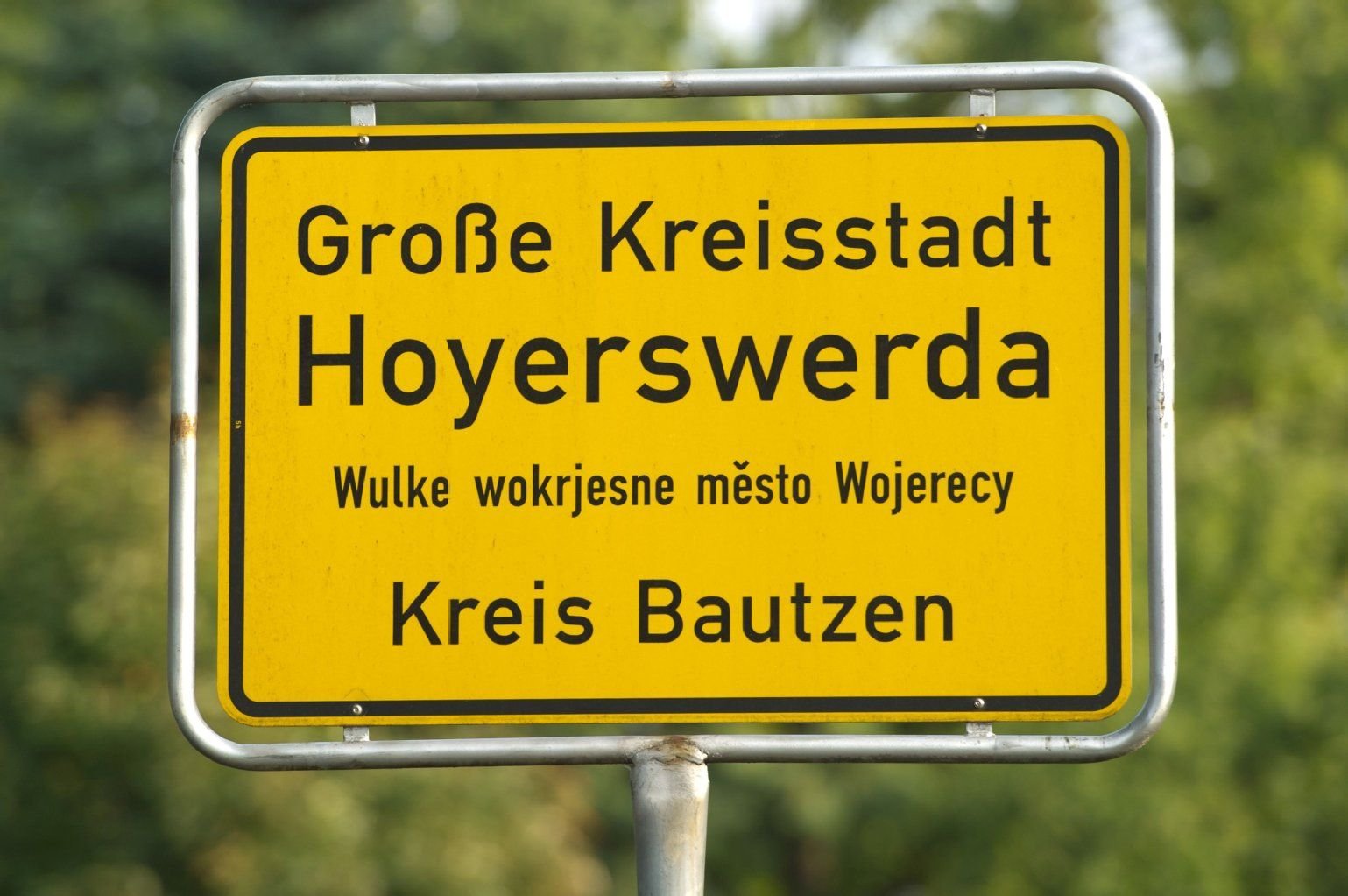 In Hoyerswerda müssen sich acht mutmaßliche Neonazis vor Gericht verantworten. Den Männern wird vorgeworfen ein Paar bedroht und beleidigt zu haben.
