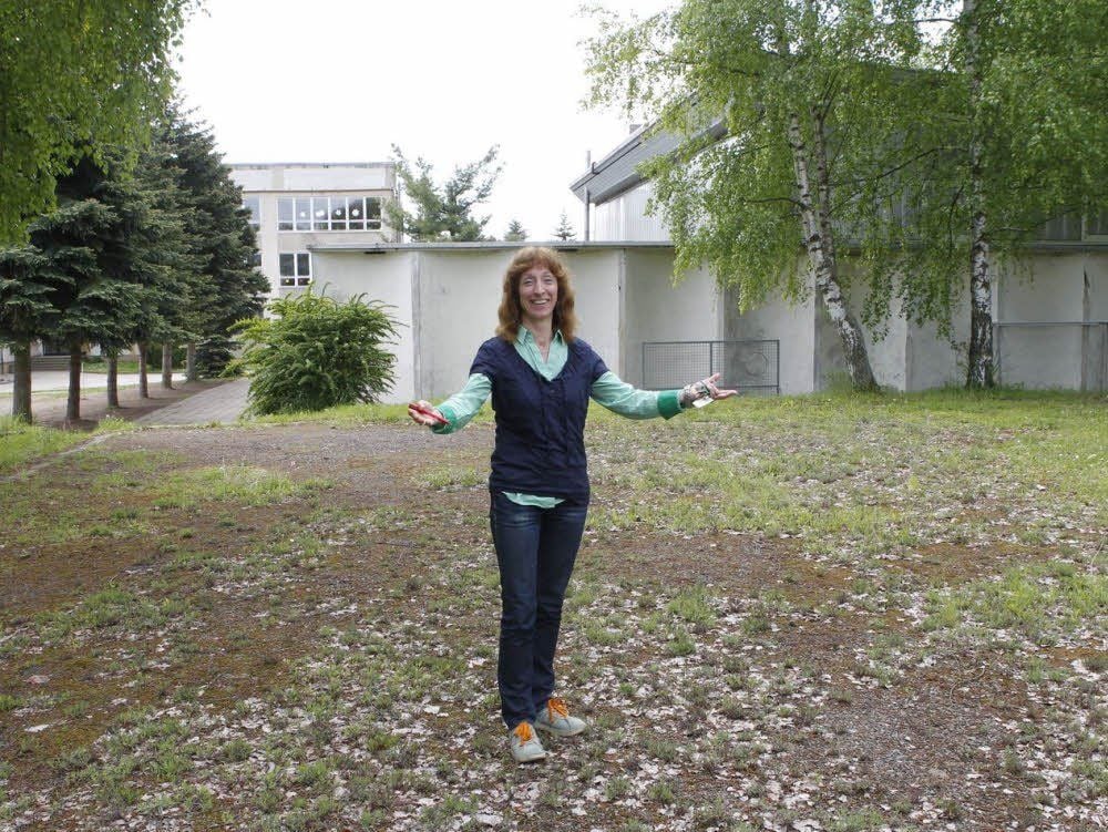 Schulleiterin Karina Müller zeigt den favorisierten Bauplatz neben der Turnhalle.