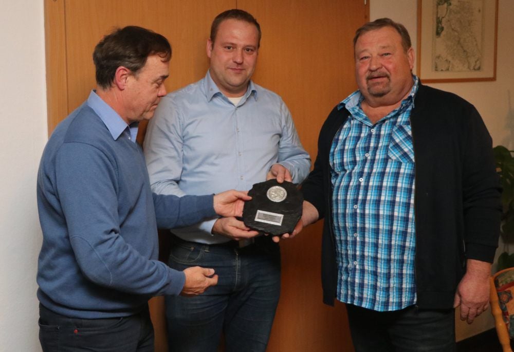 Michael Jahn überreicht im „Bergschlösschen“ den Pokal des Jessener Bürgermeisters an Robert und Jochen Kühn (rechts).