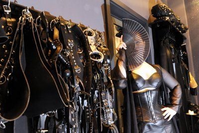 Domina Melissa posiert in Hamburg in ihrem Studio. (FOTO: DPA)