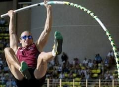Mit einer skandalösen Striptease-Einlage sorgte Selbstdarsteller Tim Lobinger beim Weltfinale der Leichtathleten in Monte Carlo für nackte Tatsachen. Von den zwölf deutschen Assen kassierte bei der WM-Revanche nur der Stabhochspringer vom ASV Köln 30 000 Dollar Siegprämie. (Foto: dpa)
