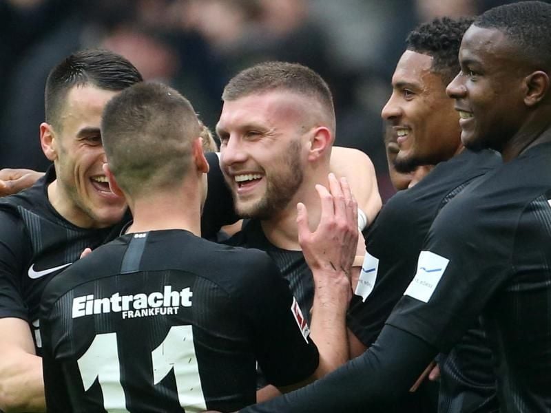 Der Frankfurter Ante Rebic (M) jubelt nach dem 1:0 mit seinen Teamkollegen. Foto: Thomas Frey