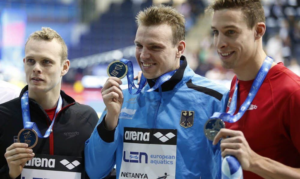 Glücklich und stolz präsentiert Paul Biedermann (M.) seine Goldmedaille. Neben ihm die Belgier Pieter Timmers (r./Silber) und Glenn Surgeloose