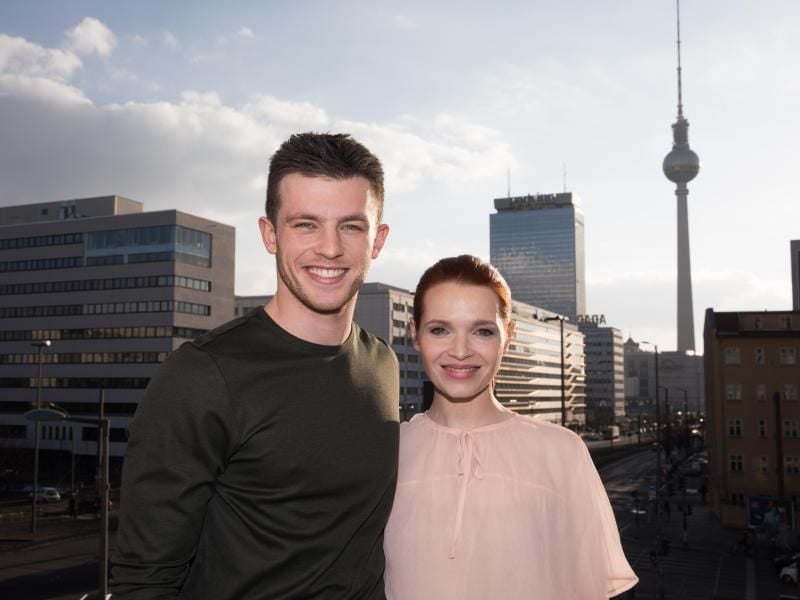 Jannis Niewöhner und Karoline Herfurth bei der Vorstellung der neuen Serie „Beat”, die in der Berliner Clubszene spielt. Foto: Jörg Carstensen