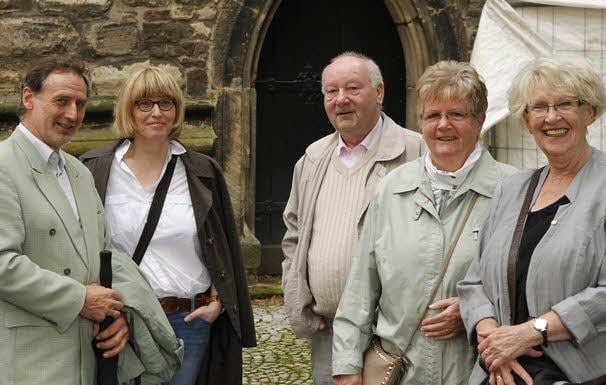Peter Edel (l.) im Gespräch beim Lutherspaziergang.