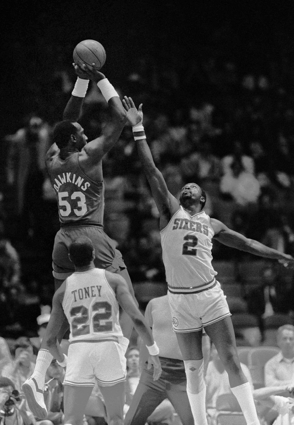 Moses Malone (2) in der Verteidigung gegen den ebenfalls kürzlich verstorbenen Darryl Dawkins (53).