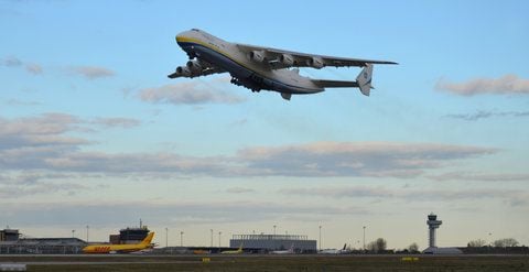 Das Flugzeug ist am Freitag vom Flughafen Leipzig/Halle nach Sri Lanka im Indischen Ozean gestartet. An Bord der Maschine befänden sich 105 Tonnen Fracht. (FOTO: DAPD)