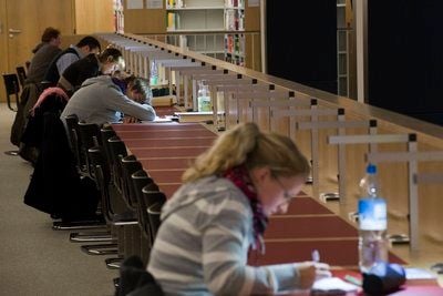 Studenten arbeiten in der Campus-Bibliothek der Universität Leipzig in einem Lesesaal. (FOTO: DDP)
