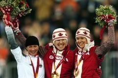 Claudia Pechstein (l., Silber) steht neben Siegerin Clara Hughes (M.) aus Kanada und der Drittpöatzierten Cindy Klassen, ebenfalls aus Kanada. (Foto: dpa)