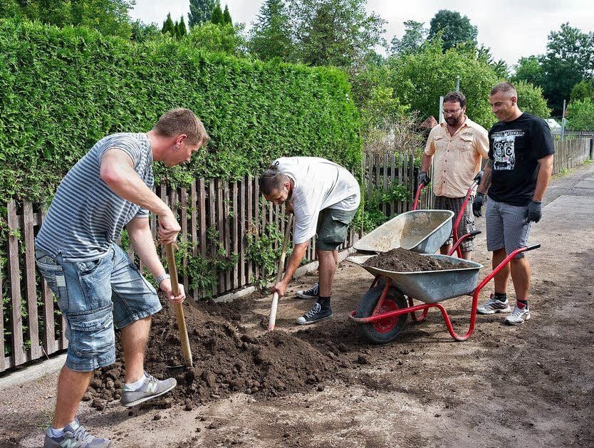 Freunde helfen, Rosemarie Eckes Garten wieder in Schuss zu bringen.
