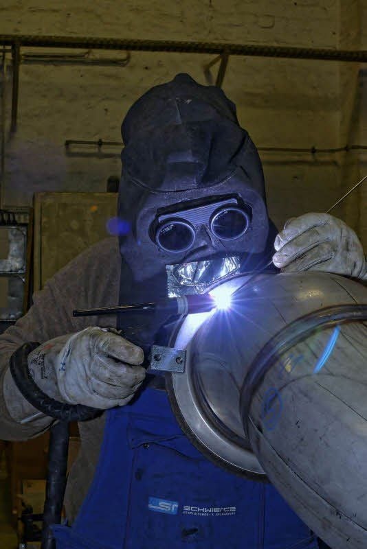 Ein Arbeiter beim WIG-Schweißen.