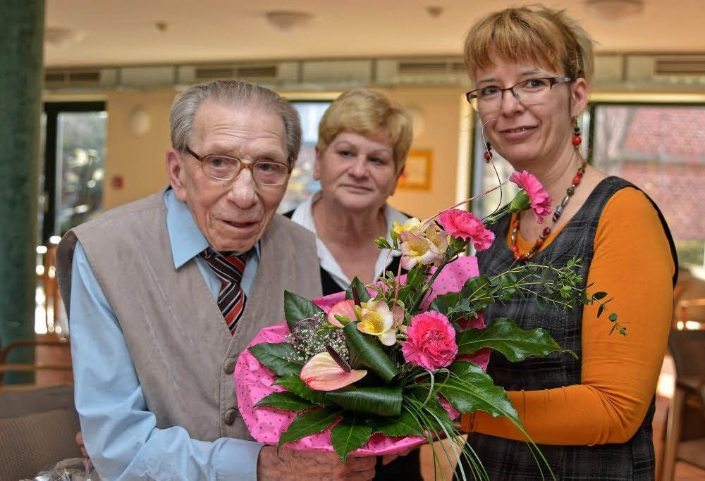 Beim 100. Geburtstag von Franz Fischer zählten Heimleiterin Regina Markert (Mitte) und Heike Plaul vom OB-Büro zu den ersten Gratulanten.