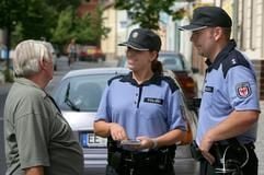 Die beiden Polizeibeamten Antje Libor und Mark Jordan gehen am Dienstag (01.08.2006) in ihren neuen, blauen Uniformen im südbrandenburgischen Calau (Oberspreewald-Lausitz) auf Streife. (Foto: dpa)