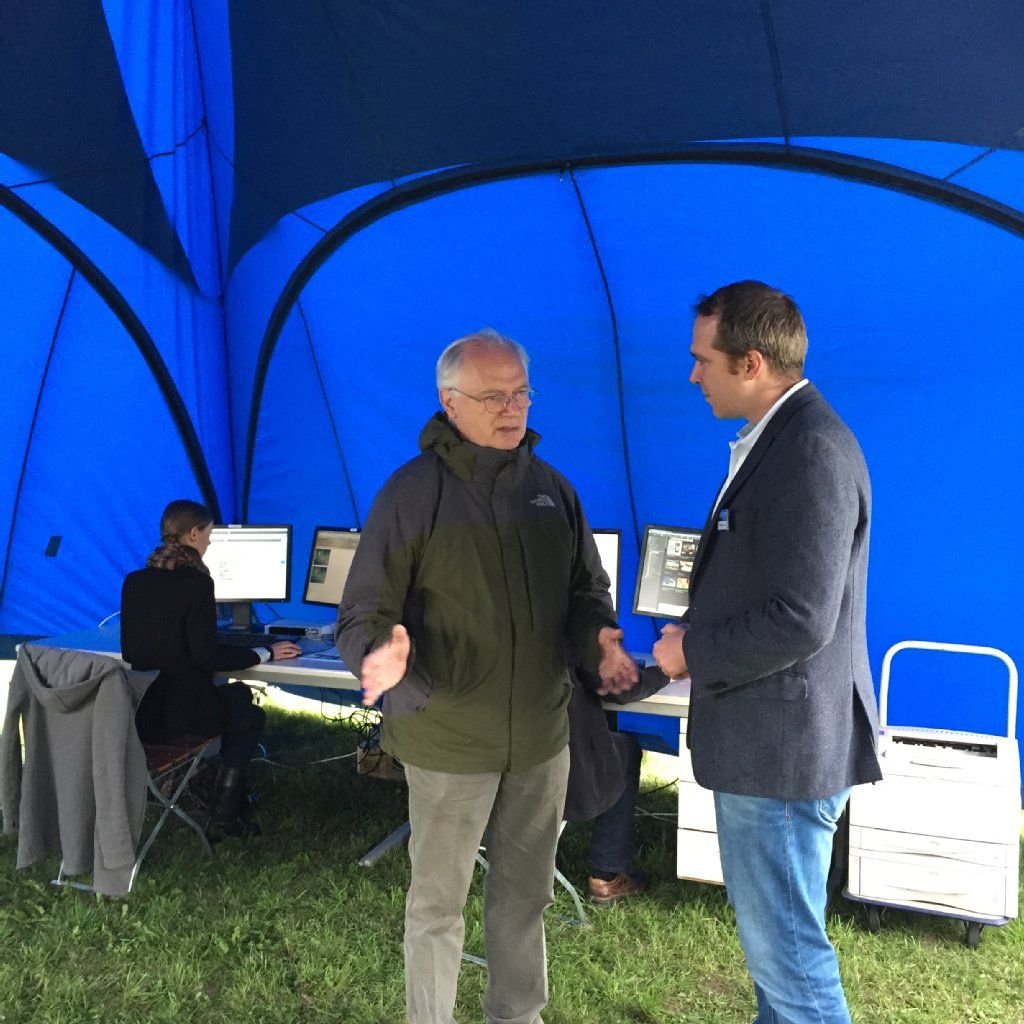 Der Leiter der Multimedia-Redaktion, Constantin Blaß (r.), im Gespräch mit einem Besucher. In der Gläsernen Redaktion können sich die Gäste über die Arbeit der Journalisten informieren.
