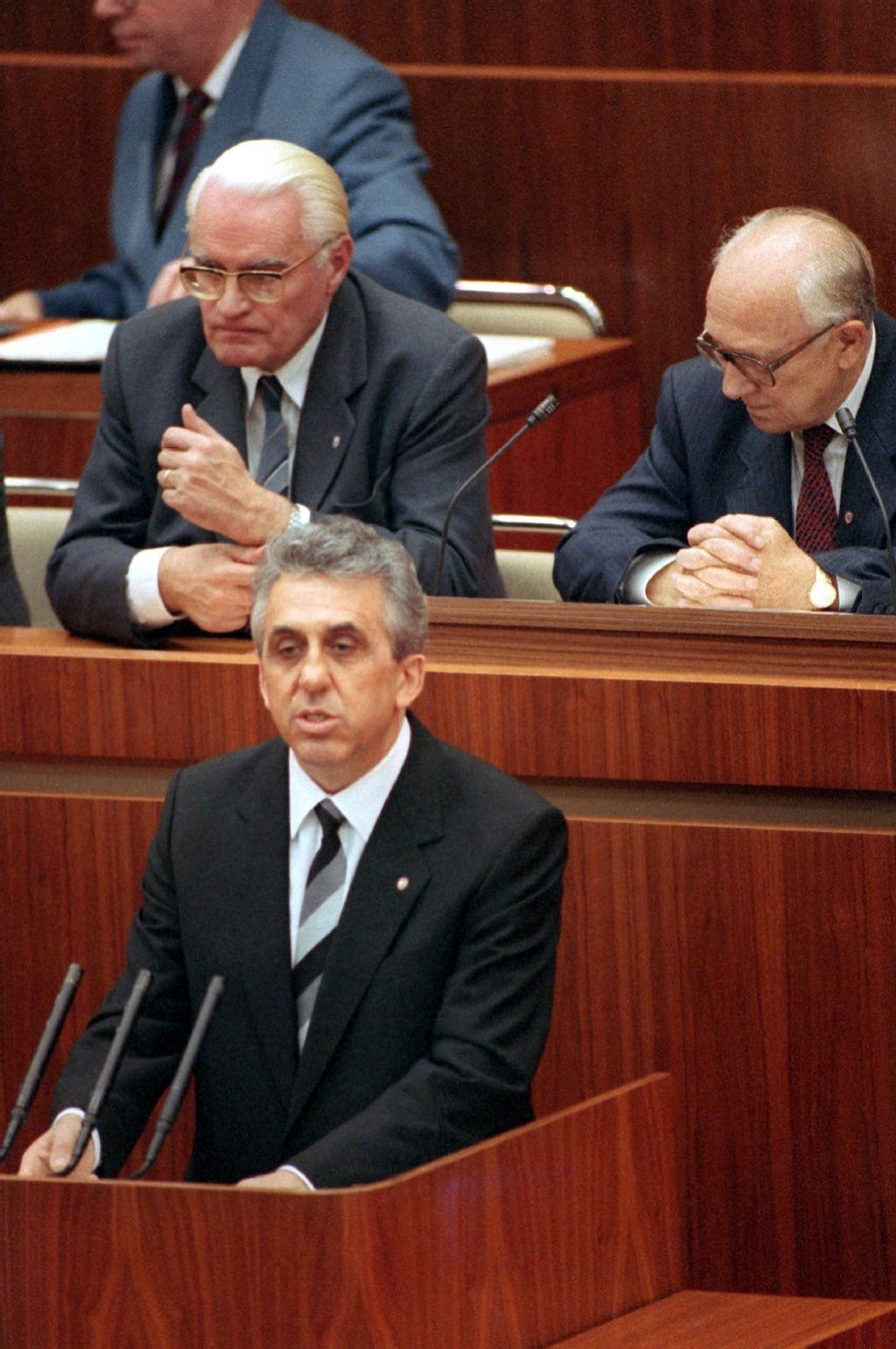 Egon Krenz spricht in Berlin am 24. Oktober 1989 in der DDR-Volkskammer, rechts Volkskammerpräsident Horst Sindermann.