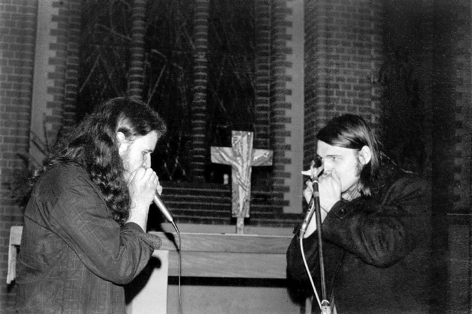 Thomas Reiner und Frank Gahler (r) spielen während der Bluesmesse 1980 in der Berliner Samariterkirche.