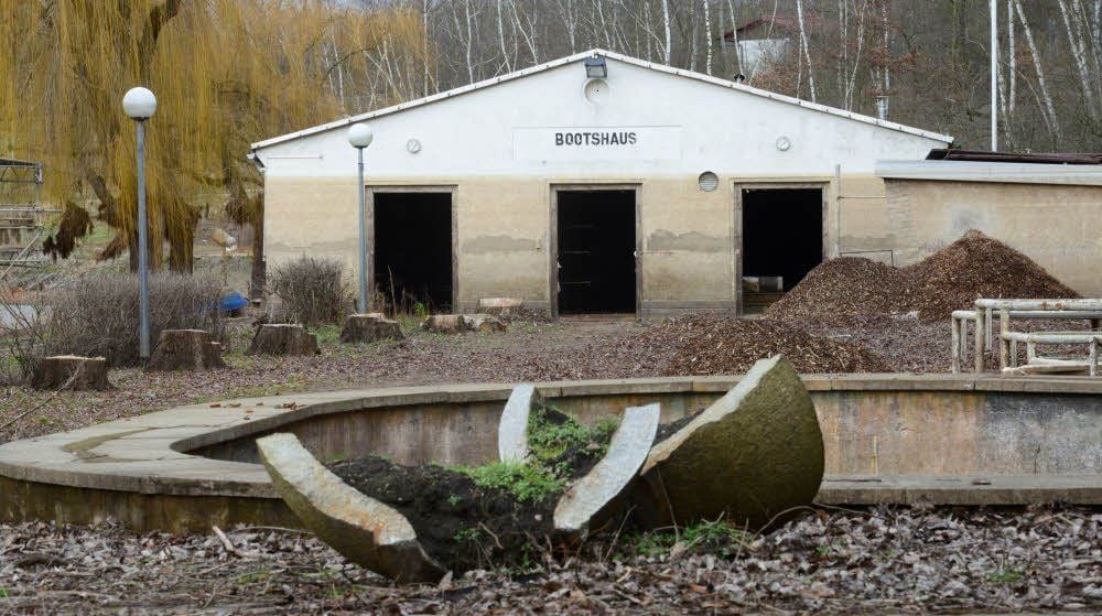 Am Bootshaus ist noch zu sehen, wie hoch das Wasser bis vor kurzem stand.