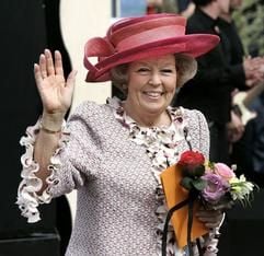 Die 67-jährige Königin Beatrix während eines Spaziergangs am Sonnabend (30. April 2005) in Scheveningen. (Foto: dpa)